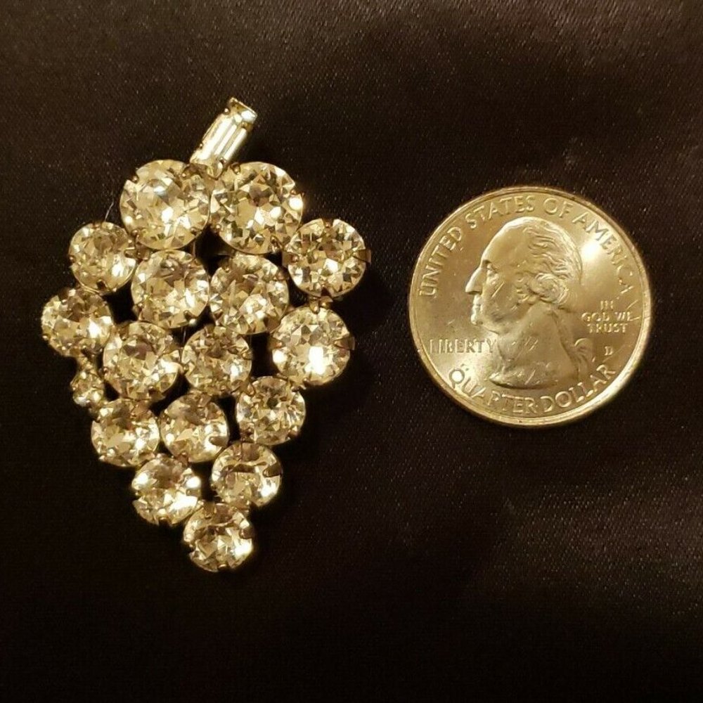 WEISS Clear Rhinestone Grape Cluster Brooch - Picture 8 of 10